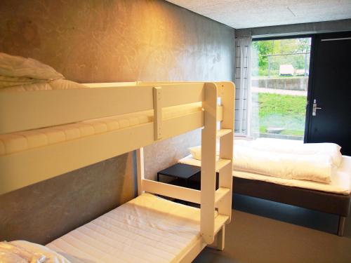 オーフスにあるDBU Hotel & Kursuscenterの二段ベッド2組、窓が備わる客室です。