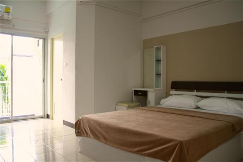 Ένα ή περισσότερα κρεβάτια σε δωμάτιο στο Baanbudsarin Apartment