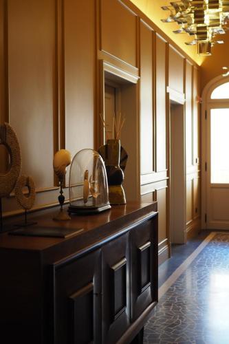 a kitchen with a counter with a glass bowl on it at Paradis Pietrasanta in Pietrasanta