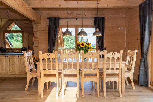 a dining room with a table and chairs at udanypobyt Tatrzańskie Domy in Kościelisko