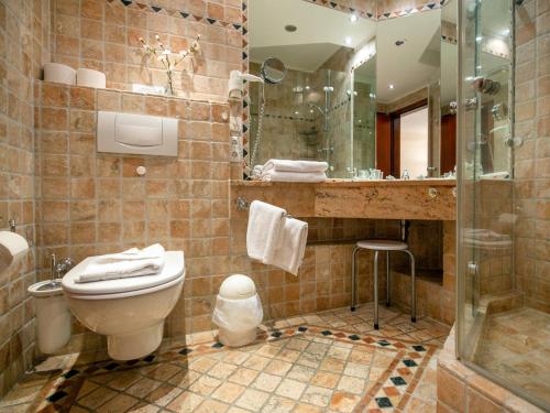 a bathroom with a toilet and a shower and a sink at Strandvillen Binz - 1-Raum-Ferienwohnung mit Meerblick und Balkon SV-763 in Binz