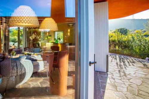 Balkón nebo terasa v ubytování Is Molas Villas