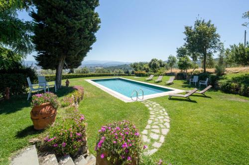 un patio con piscina y algunas flores en Villa Colomba by Mmega, en Lastra a Signa