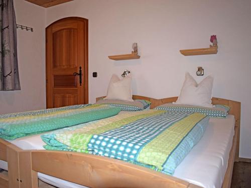 Haus Wimbachtal tesisinde bir odada yatak veya yataklar