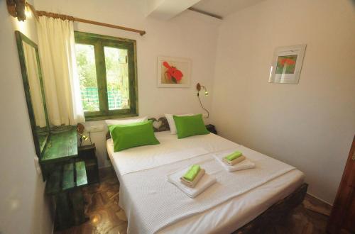 A bed or beds in a room at Village Villa Marika - Mimis Drapanias