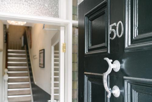 Una puerta negra con el número. en Bootham Crescent Apartments York en York
