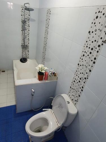 un piccolo bagno con un water e un lavandino di Stay@Pitaloka a Cirebon
