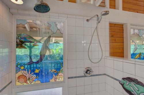 een badkamer met een douche en een schilderij aan de muur bij Hale Ki'i Maka Manu home in Keaau