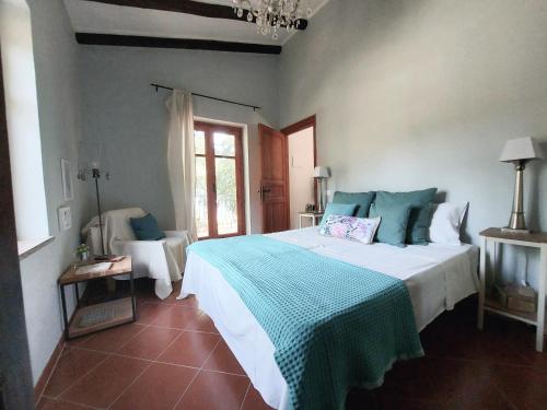 GratteriにあるCasa La Quercia- Tra Cefalù ed il Parco delle Madonieのベッドルーム1室(緑と白の毛布付きのベッド1台付)