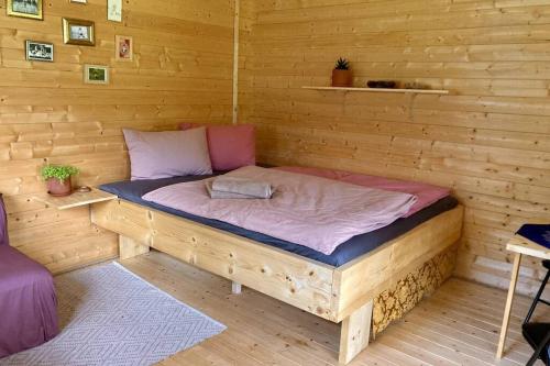 Nature retreat in a beautiful off-grid cabin 객실 침대