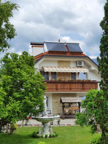 Casa grande con balcón en la parte superior. en APARTMA SVETINA, en Bled