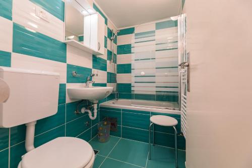 ein Bad mit einem WC und einem Waschbecken in der Unterkunft BROZINA in Crikvenica