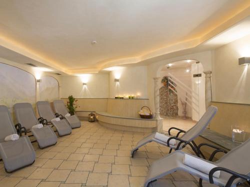 a salon with chairs and a waiting room at Runcac Apt Gomina in San Vigilio Di Marebbe