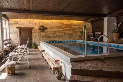 ein großer Pool in einem Backsteingebäude in der Unterkunft Pension Christophorus Hotel Garni in Partenen