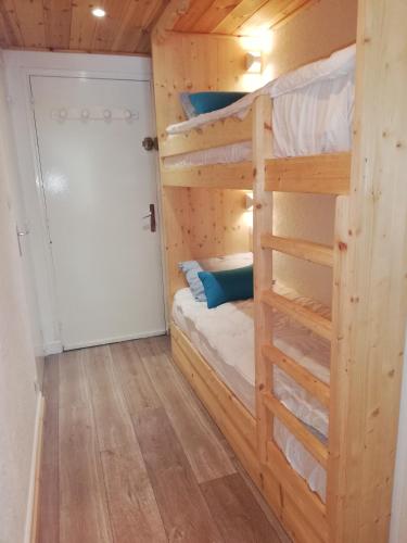 une chambre avec un lit superposé avec une échelle dans l'établissement Pra-Loup 1600, Front de Neige, à Pra-Loup