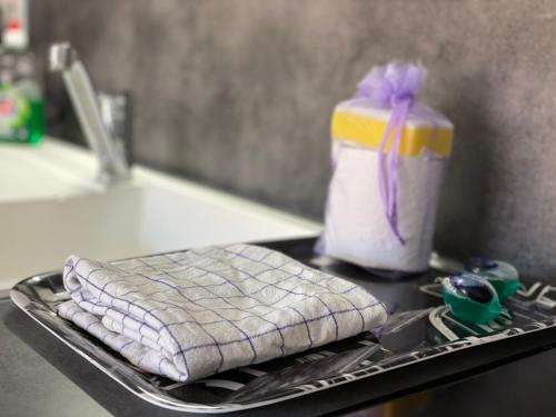 - un plateau avec une serviette au-dessus d'un comptoir de cuisine dans l'établissement Centre de Beausoleil, climatisé, Wifi, terrasse., à Beausoleil