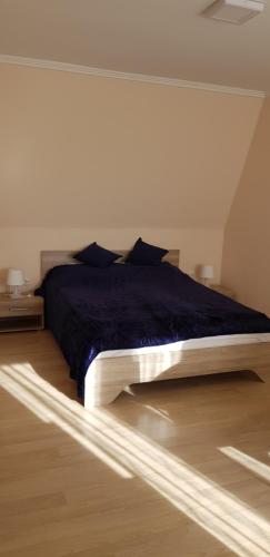 Кровать или кровати в номере Boglárka Apartman