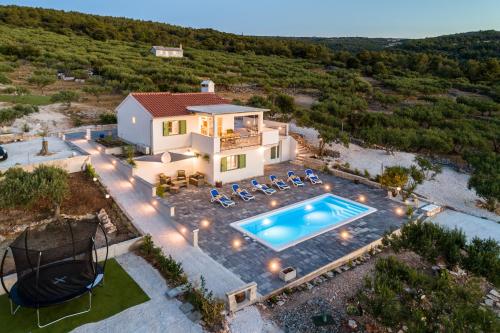 una vista aérea de una villa con piscina en Holiday Home Nono Ante with heated pool, en Supetar