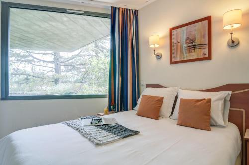 מיטה או מיטות בחדר ב-SOWELL HOTELS Ardèche