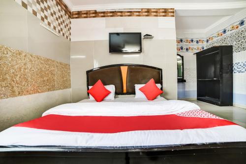 Кровать или кровати в номере OYO Dkr Regency