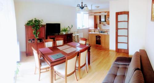 eine Küche und ein Esszimmer mit einem Tisch und Stühlen in der Unterkunft Piękne mieszkanie 20 min od centrum Warszawy in Parzniew