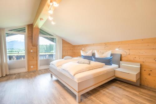 ein Schlafzimmer mit einem großen Bett mit blauen Kissen in der Unterkunft Haus am Gaisalpbach in Oberstdorf