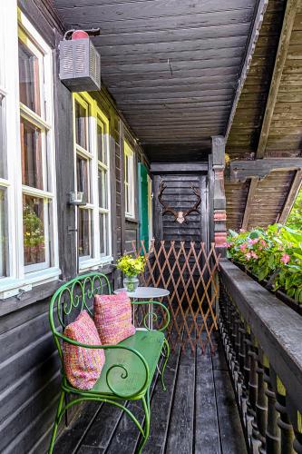 a patio with a table and chairs on a porch at Villa Zollhaus Bed & Breakfast in Türkheim