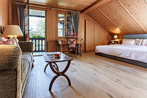 a bedroom with a bed and a table in a room at Villa Zollhaus Bed & Breakfast in Türkheim