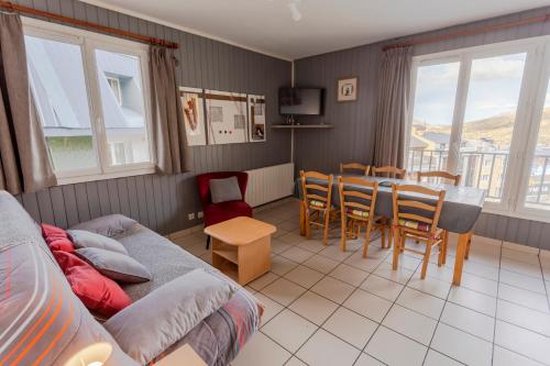  Grandalla Pedrous -  Room  picture :   Shower    Kitchenette    Refrigerator                           