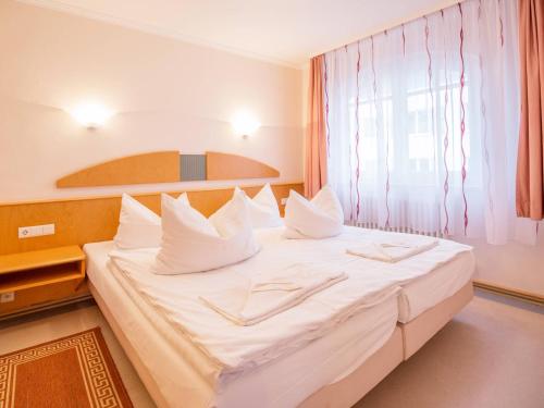 Säng eller sängar i ett rum på Strandvillen Binz - Ferienwohnung mit 1 Schlafzimmer und Balkon AH-564