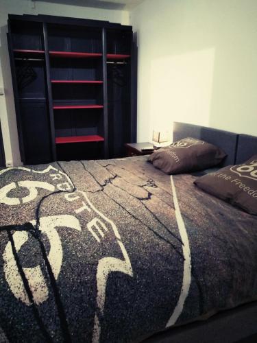 - une chambre avec un lit design dans l'établissement Appart Rez de Jardin Chez Anne, à Vernet-les-Bains