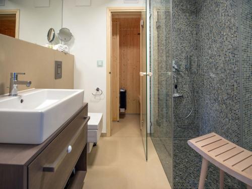 bagno con lavandino e doccia di Dünenresidenz Prora - Ferienwohnung mit Meerblick, 1 Schlafzimmer und Balkon NP-310 a Binz