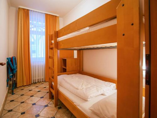 ein Schlafzimmer mit Etagenbetten in einem Hostel in der Unterkunft Strandvillen Binz - Ferienwohnung mit Meerblick und 2 Schlafzimmern SV-556 in Binz