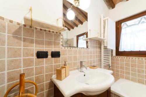 Ένα μπάνιο στο La Misura cottage with swimming pool