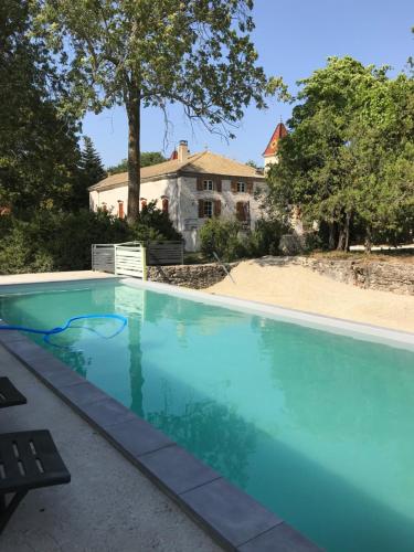 une piscine devant une maison dans l'établissement domaine des CHABRIERS, à Ourches