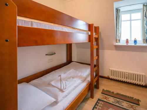 1 Schlafzimmer mit 2 Etagenbetten mit weißer Bettwäsche in der Unterkunft Strandvillen Binz - Ferienwohnung mit Meerblick, 2 Schlafzimmern und Balkon SV-715 in Binz