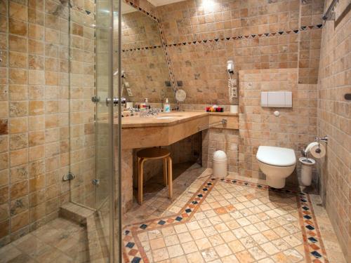 ein Bad mit einer Dusche, einem Waschbecken und einem WC in der Unterkunft Strandvillen Binz - Ferienwohnung mit Meerblick, 2 Schlafzimmern und Balkon SV-715 in Binz
