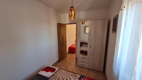 korytarz z drzwiami prowadzącymi do sypialni w obiekcie Vacation Home Licinius w mieście Ližnjan