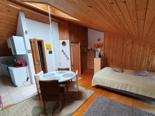 ein Schlafzimmer mit einem Bett und einem Tisch in einem Zimmer in der Unterkunft Green Garden NAT in Koper