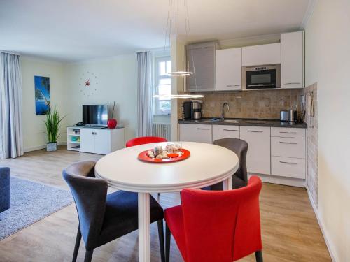 a kitchen and dining room with a table and chairs at Strandvillen Binz - Ferienwohnung mit Meerblick, 1 Schlafzimmer und Balkon SV-762 in Binz