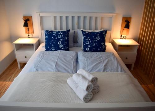 Un dormitorio con una cama blanca con toallas. en Gosau Apartment 209 en Gosau