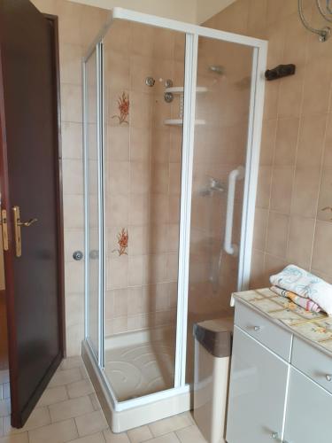 um chuveiro com uma porta de vidro na casa de banho em Casa vacanze Ada em Capo dʼOrlando