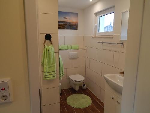 a small bathroom with a toilet and a sink at Theunis Ferienwohnung in Karlshagen