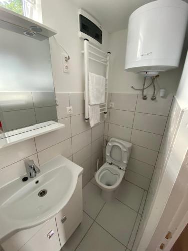 a small bathroom with a sink and a toilet at ZitaLaka in Igal