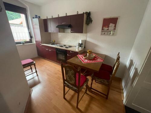 Kuchyň nebo kuchyňský kout v ubytování Ferienwohnung NEUMANN a.d. Porzellan-Manufaktur