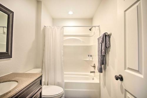 uma casa de banho branca com um chuveiro e um WC. em Stylish Cabin On the Grand Lake o the Cherokees! em Grove