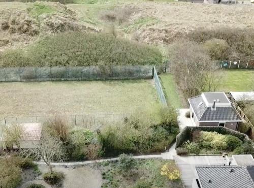 an aerial view of a yard with a house at Zilt7 in Callantsoog