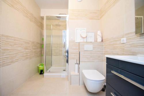 Ένα μπάνιο στο Studio neuf Paris La Défense Metro 15 Rueil - Suresnes - Mont Valerien