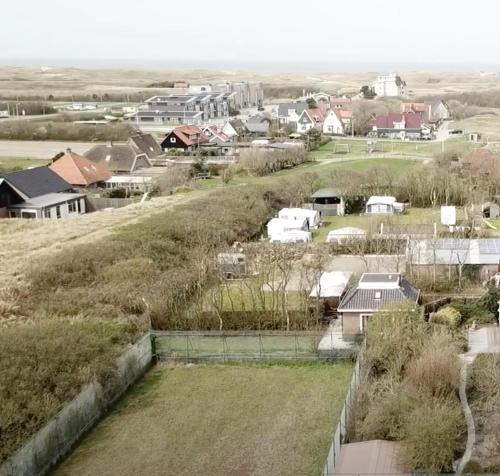 a view of a small town with houses and cars at Zilt7 in Callantsoog