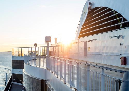 Viking Line ferry Viking Grace - Mini-cruise from Turku في توركو: سفينة الرحلات البحرية في المحيط عند غروب الشمس